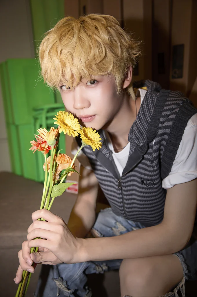  ケンシンさんの持つ黄色のガーベラの花言葉は「究極の美」「親しみやすさ」。なんだかしっくりきます