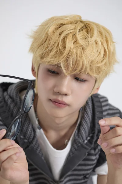 伏した目の陰影が美しいです…！