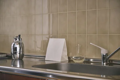 透明の瓶は洗剤入れ。白い袋は生ごみ入れとして使用