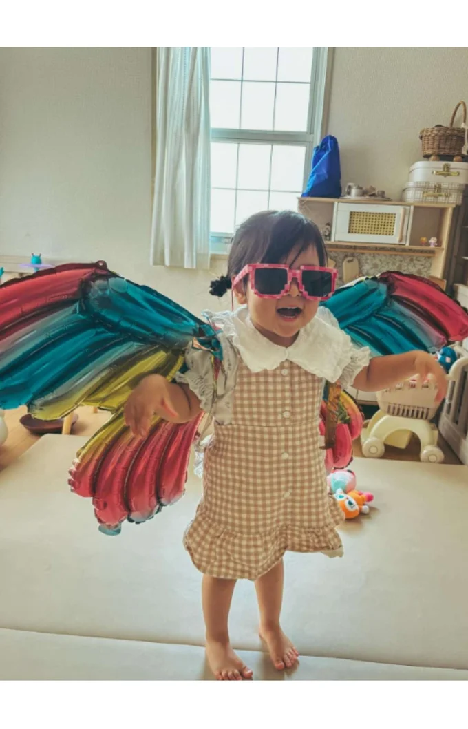  I can fly！ 全身で喜びを表す姿に元気をもらえそう（⇒次ページからほのぼのコミックエッセイ『保育士でこ先生6』が読めます）