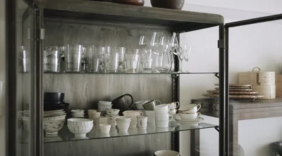 隙間なく並べられたグラスや食器