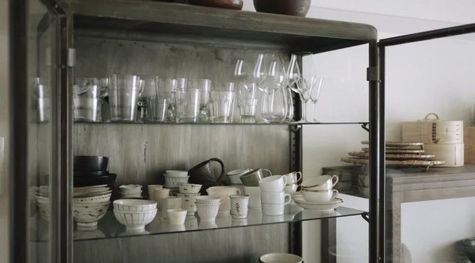 隙間なく並べられたグラスや食器