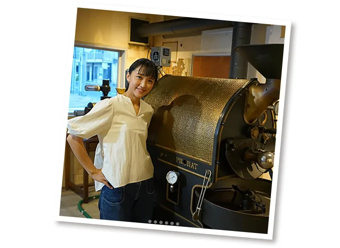 搬入された念願のばい煎機の前で