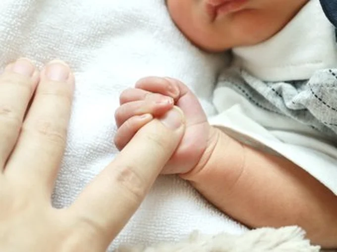 しっかりと指を握ってくれています▶すべてが可愛い！（⇒次へ）