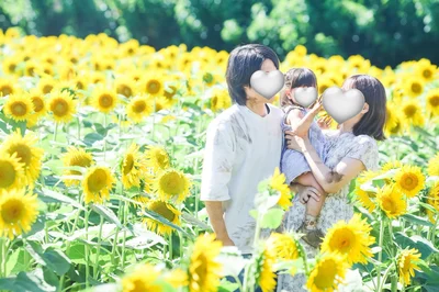 息子さんが生まれる前は3人でひまわり畑に！▶仲良し母娘（⇒次へ）