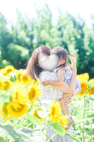 お母さまと娘さん▶たくさんのひまわりに囲まれて（⇒次へ）