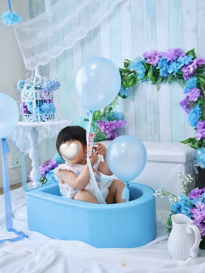 とっても楽しそうな季節の写真ですね▶風船を持って嬉しそう（⇒次へ）