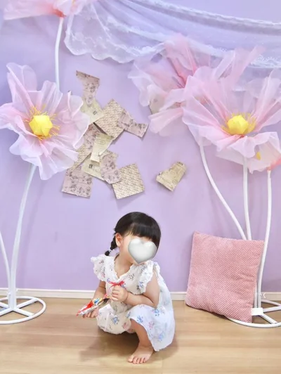 これからも家族の愛情に囲まれて元気に育ってね▶（次画像からは人気のブロガーの新米ママとして奮闘する日々を描いた4コマコミック『1歳になってもヤケッパチパチ！ 元ヒステリック妊婦の育児ログ！』が読めます）