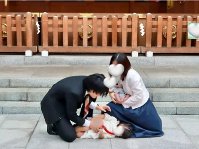 ついには地面に寝そべってしまいました▶どうして全力イヤイヤしていたの？（⇒次へ）