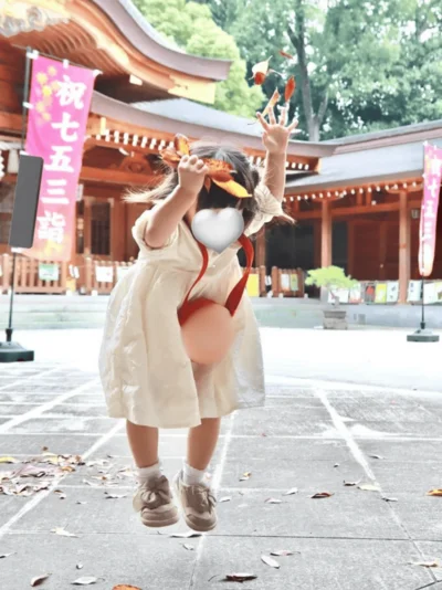 落ち葉遊びが楽しい娘さん▶元気いっぱいに嬉しそう（⇒次へ）