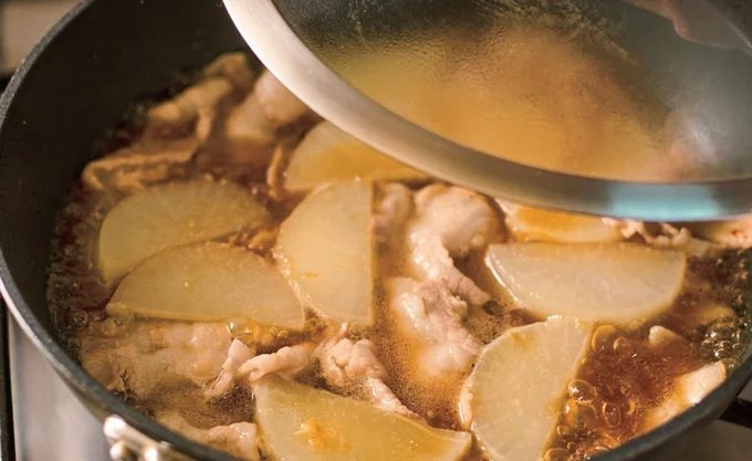 少ない煮汁で蒸し煮にする