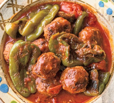 ミートボールとまるごとピーマンのトマト焼き煮込み