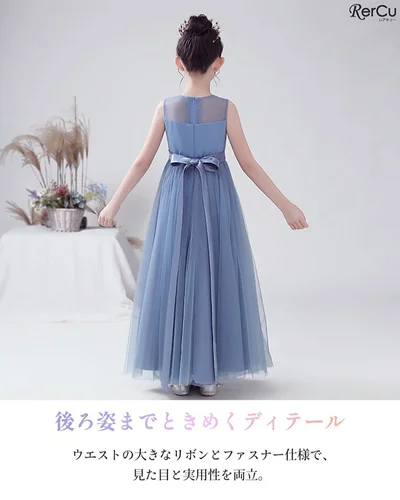 大きめのリボンとすっきりした背中のラインが、凛とした印象を残す