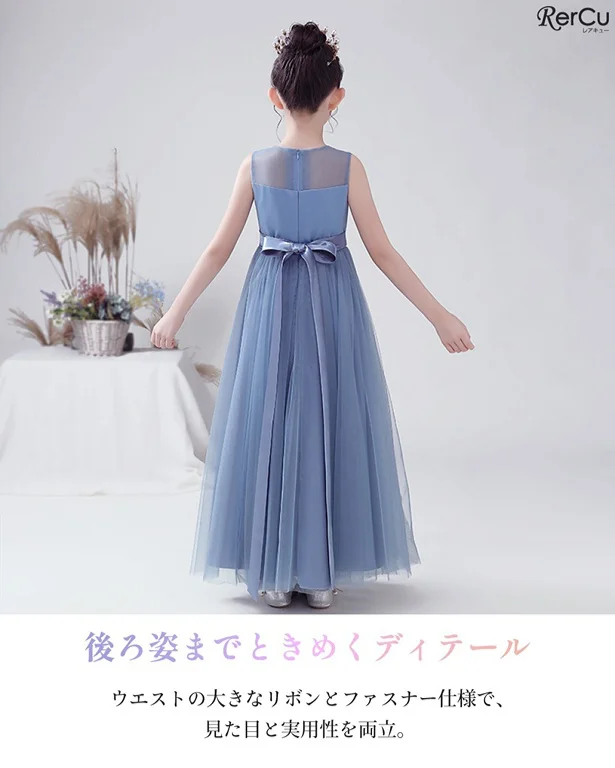 大きめのリボンとすっきりした背中のラインが、凛とした印象を残す