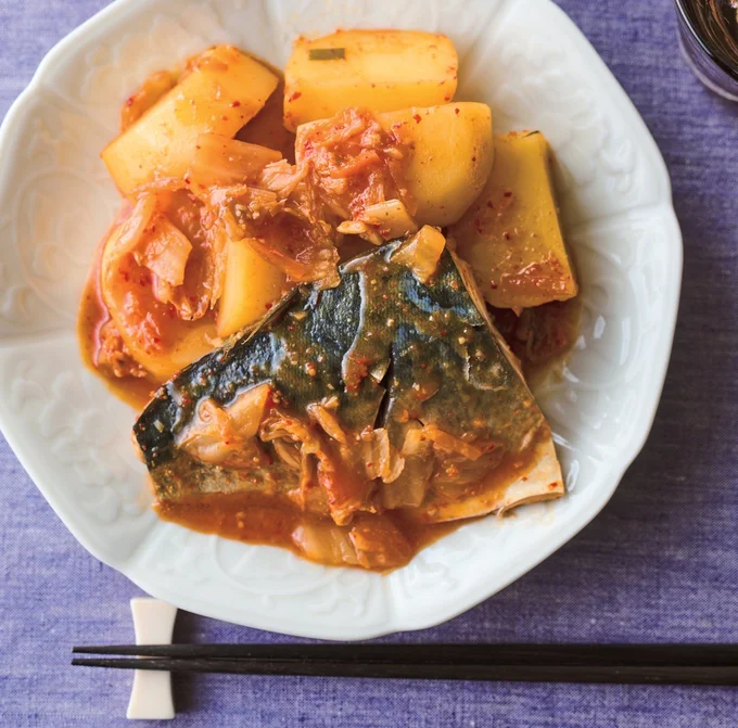 キムチの酸味と辛みでさばのくせがうまみになる「さばとじゃがいものキムチみそ煮」