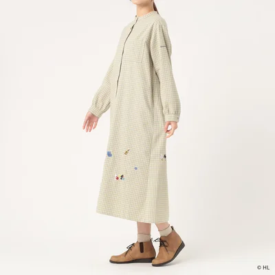 チェック生地に散りばめられた刺繍が大人カワイイ