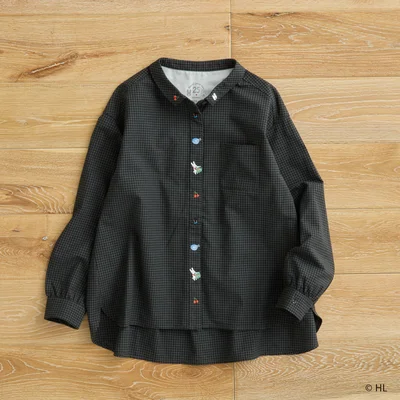 リサとガスパールの刺繍がかわいいチェックシャツは小さな襟がポイント