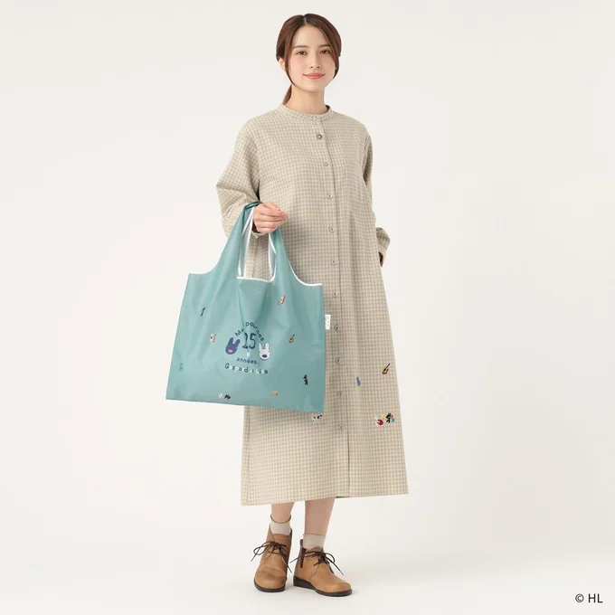 ワンピースと3色展開のエコバッグ