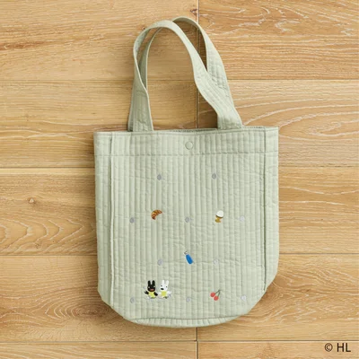 手触りのいい中綿入りバッグは持っているだけで心があたたまりそう！