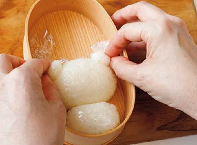 クマの「顔」「耳」「体」の3パーツに成形する