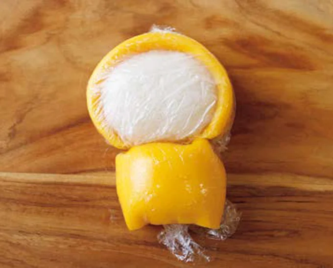 「顔」部分を包み、残りの卵で「体」も包む