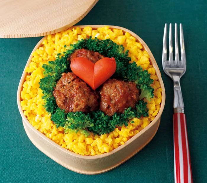 ハートウインナーと詰め方で特別感UP！「リース弁当」の作り方【キャラ弁】／つやこママのかわいいお弁当（3）