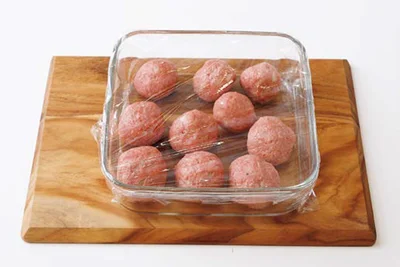 丸めて耐熱容器に並べる