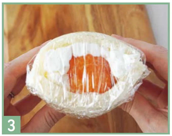 フルーツとホイップクリームが落ち着いてから切る