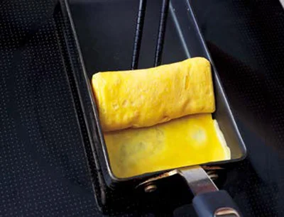 手前にくるくる巻いて奥へ寄せる