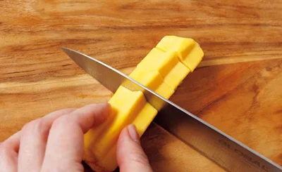 お弁当箱の高さに合わせて食べやすくカット