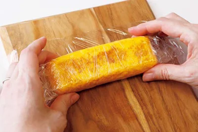 焼き上がったら、ラップで包む