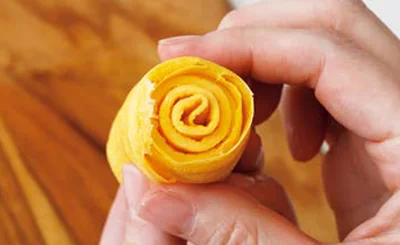 もう一方の卵でさらに巻きつける