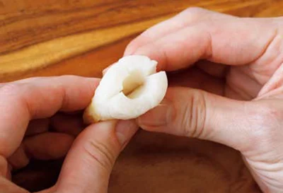 ちくわに十字に切り込みを入れる