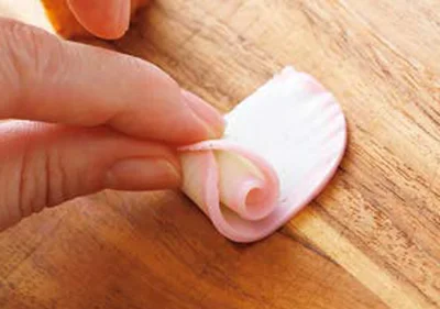 かまぼこは薄く2枚にスライスする