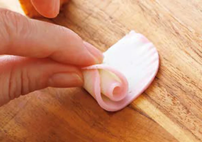 かまぼこは薄く2枚にスライスする