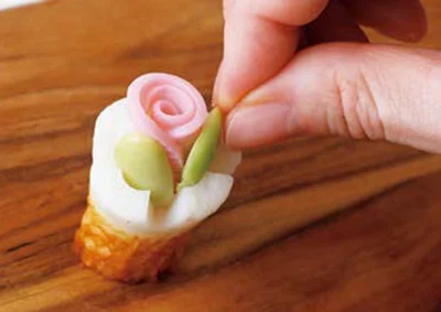 枝豆を半分に割り、かまぼこのまわりに飾る