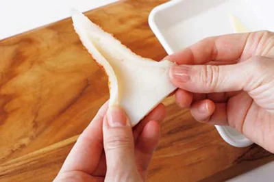 ちくわを開いて三角形に整える