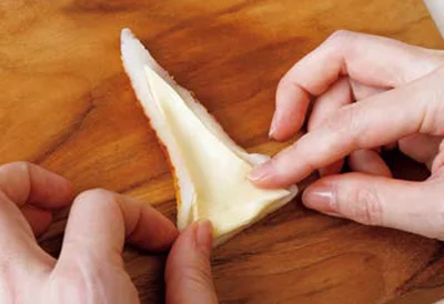 ちくわの大きさに合わせてチーズの端を少し折り込む