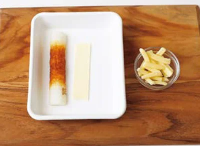 ちくわととけるスライスチーズは縦半分に切る