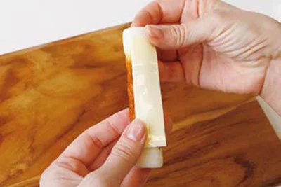 チーズ1切れをちくわにのせる