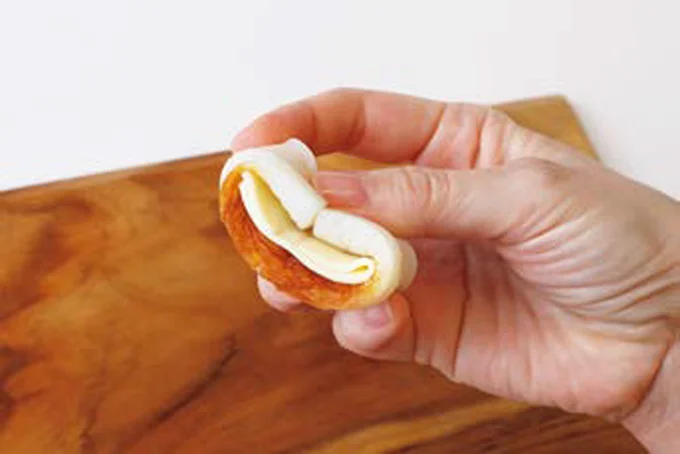 両端を中央に向かって折り曲げる