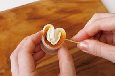 ハートの形にして爪楊枝で留める