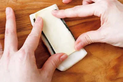 材料をのせてきつく巻く