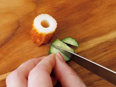 皮の緑が正方形になるようにカットする