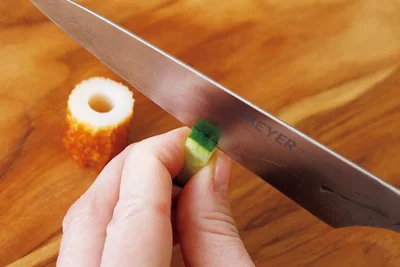 きゅうりの皮目に十字の切り込みを入れ、横に倒す