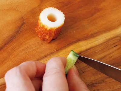 市松模様になるように、きゅうりの皮を部分的に切り落とす