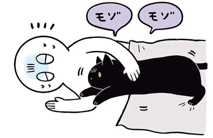 添い寝で伝わるやさしさ。体調を崩した飼い主を看病する黒猫ろん