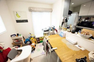 狭くて収納が少ないから、どうしてもリビング・ダイニングにおもちゃがあふれちゃうんです