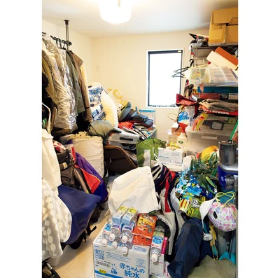 食品や日用品のストックから洋服まであれこれ詰め込まれた部屋も……