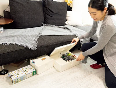 実はソファー下にも……。このスペースで遊ぶのでよく遊ぶおもちゃをここに入れてます